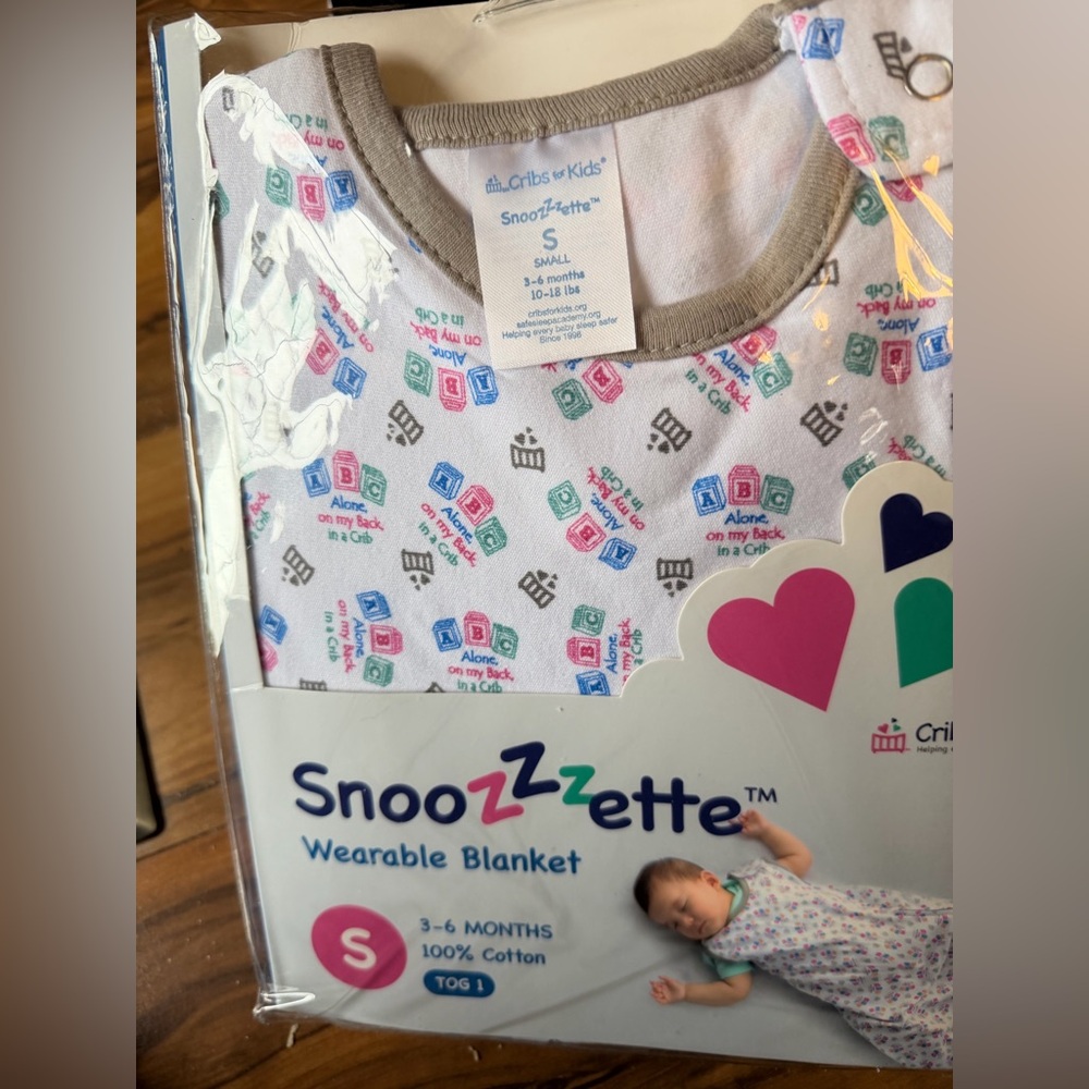 Cribs for Kids Snoozzzette Wearable Blanket for Infants. Size small. 3-6 months
